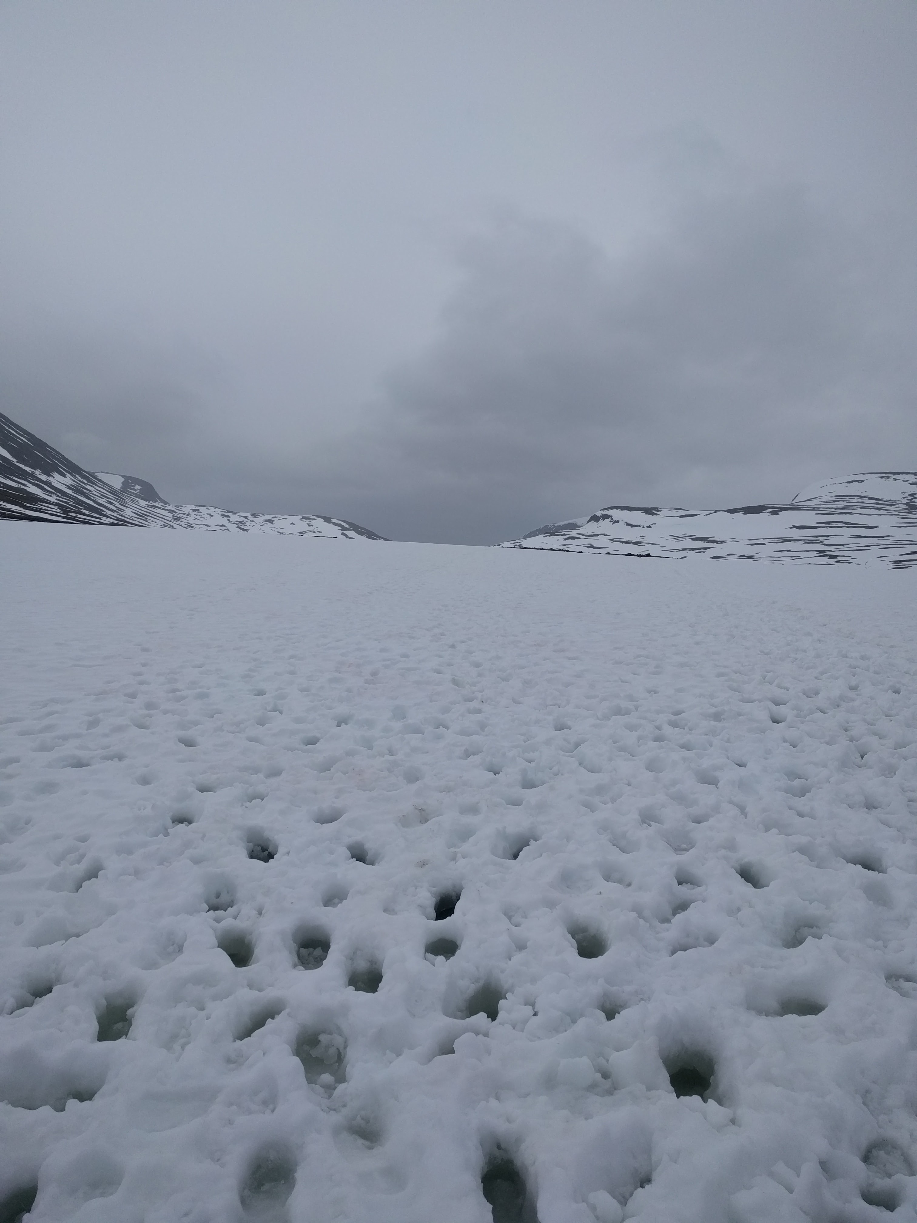 Walking up the snowy mountains to Tjäktja